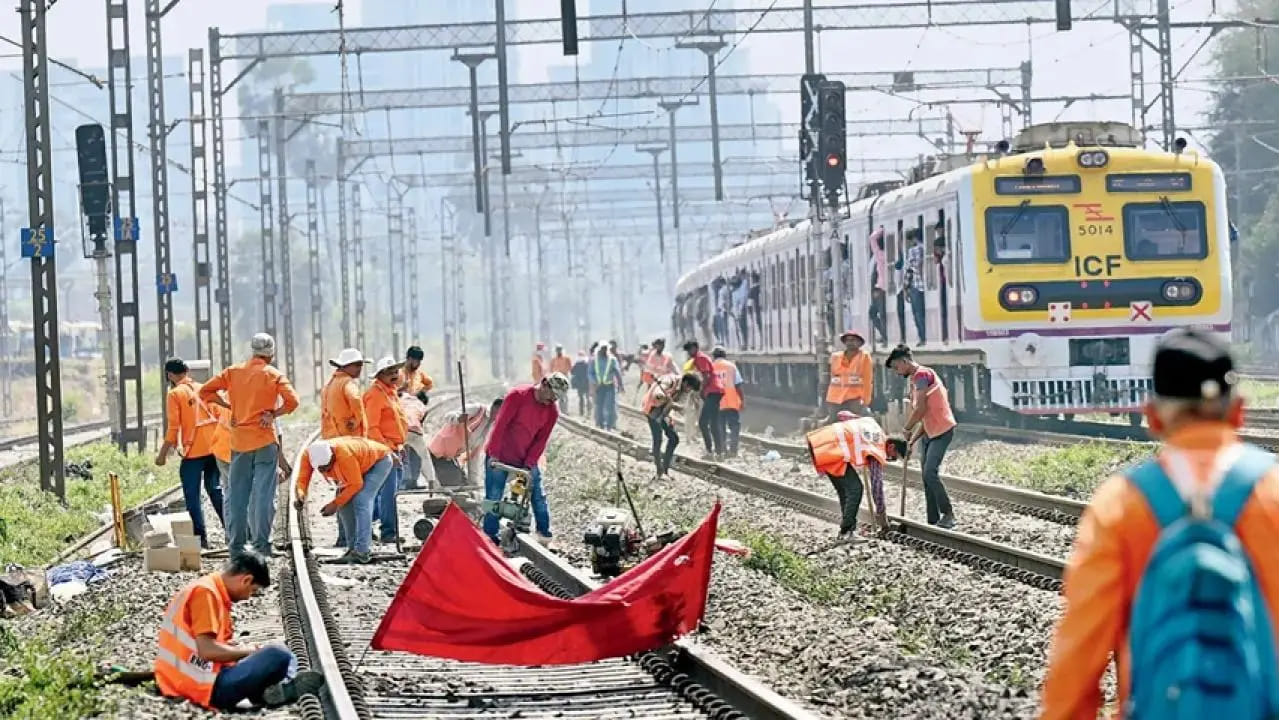 रविवारी होणार मुंबईकरांचे हाल! घराबाहेर पडण्याआधी लोकलचं वेळापत्रक बघा, अन्यथा... रविवारी होणार मुंबईकरांचे हाल! घराबाहेर पडण्याआधी लोकलचं वेळापत्रक बघा, अन्यथा...