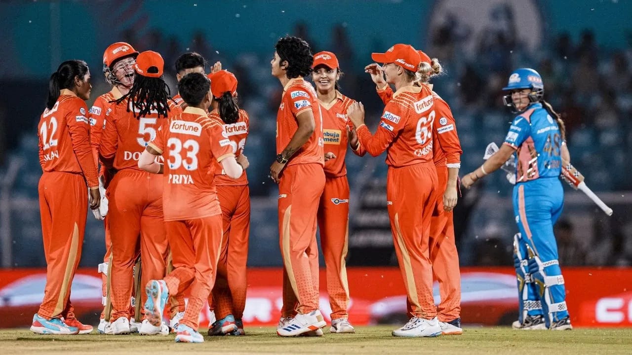 तर दुसऱ्या बाजूला गुजरात जायंट्सला या स्पर्धेतील पहिल्या तिन्ही मोसमात काही खास करता आलेलं नाही. गुजरात गेल्या हंगामात तिसऱ्या स्थानी राहिली. त्यामुळे गुजरात यंदा ट्रॉफी जिंकण्याच्या तयारीने मैदानात उतरणार आहे. (PHOTO CREDIT- PTI)