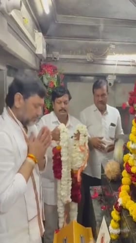 धनंजय मुंडे यांनी संत भगवानबाबा व संत भीमसिंह महाराज यांच्या समाधीचे दर्शन घेतले.