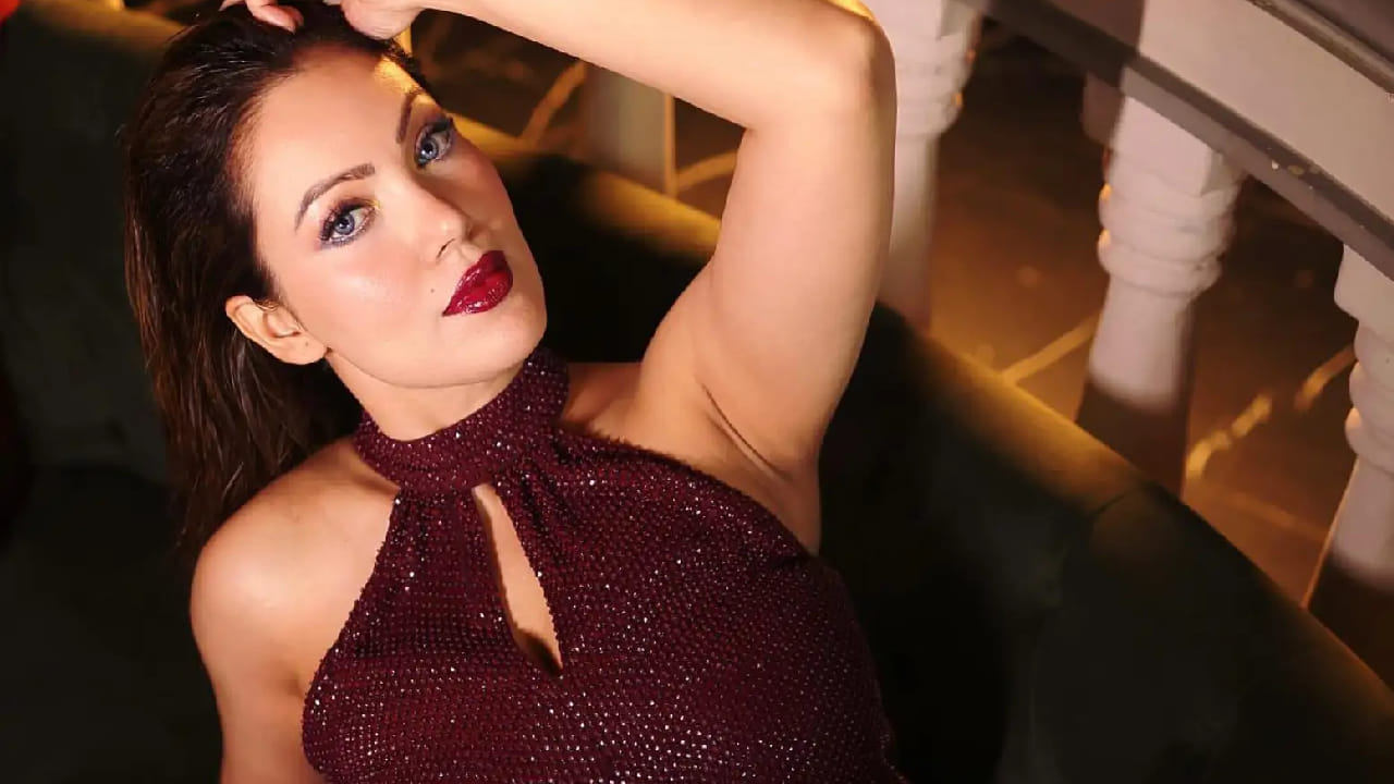 सोशल मीडियावर अभिनेत्रीचा मोठा चाहता वर्ग आहे. मुनमुन दत्ता ही अद्याप सिंगल आयुष्य जगत नाही. सोशल मीडियावर तिच्या लग्नाच्या बातम्या मोठ्या प्रमाणात व्हायरल होत आहेत. 