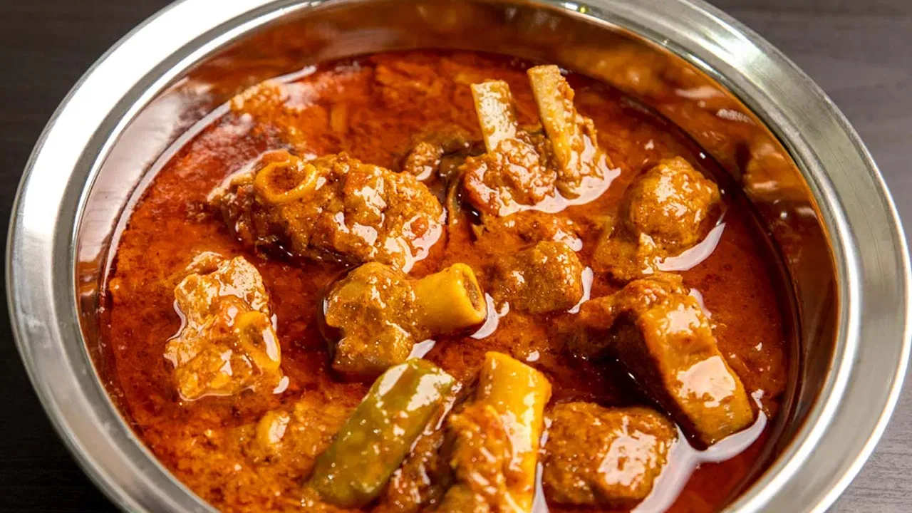 विदर्भ : विदर्भातील, विशेषतः नागपूरमधील 'सावजी' खाद्यसंस्कृती ही तिच्या झणझणीत मांसाहारासाठी जगभर प्रसिद्ध आहे. यासह विदर्भातील इतर भागातही मांसाहार केला जातो. 