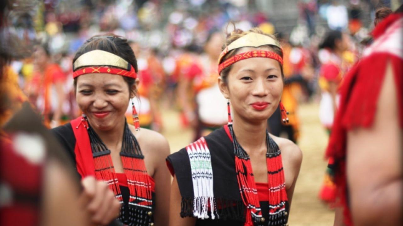 उलटा हुंडा : काही नागा जमातींमध्ये लग्नाच्या वेळी मुलगा मुलीच्या कुटुंबाला पैसे किंवा वस्तू देतो, ज्याला 'ब्राइड प्राइस' म्हणतात. ही प्रथा मुलीचा सन्मान करण्यासाठी सुरू करण्यात आली होती.