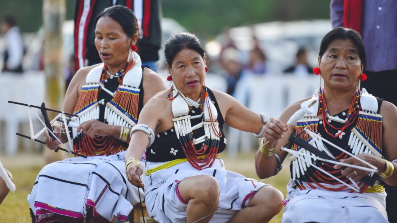 नागा जमातीत वस्त्रांचे महत्त्व: नागा समाजात हाताने विणलेल्या शाली आणि कपड्यांना विशेष महत्त्व असते. कापडाचा रंग आणि डिझाइनवरून त्या व्यक्तीची जमात आणि समाजातील स्थान ओळखले जाते.