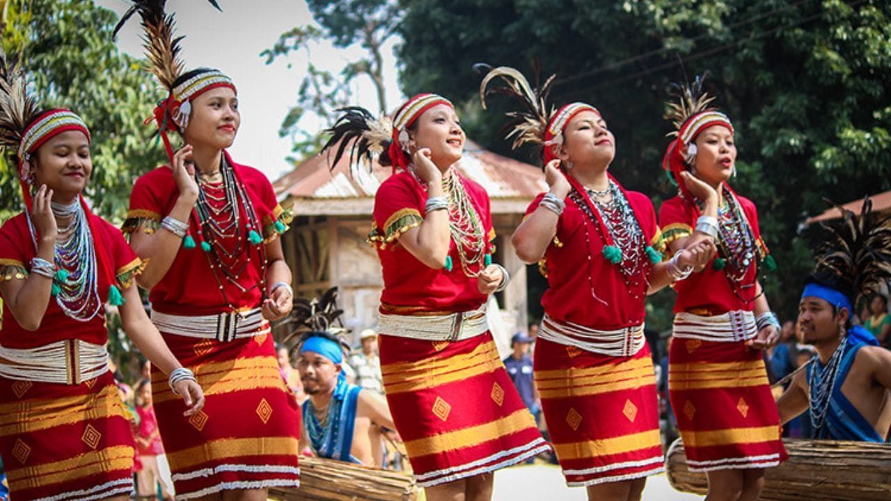 स्त्रियांचे स्थान: नागा समाज हा प्रामुख्याने पुरुषप्रधान असला, तरी स्त्रियांना बरेच स्वातंत्र्य असते. त्या शेती, विणकाम आणि घरातील महत्त्वाच्या निर्णयांमध्ये सक्रिय सहभाग घेतात.