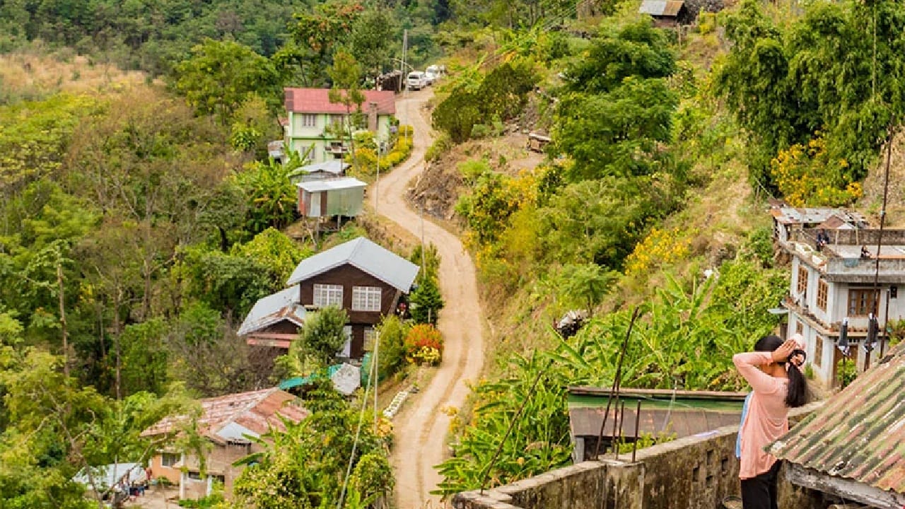 एकीकडे देशातील मोठ्या शहरांमध्ये चोरी, अविश्वास, असुरक्षितता आणि तणाव हे रोजचं वास्तव बनलं आहे तर दुसरीकडे नागालँडमधील एक छोटंसं गाव अशी आदर्श जीवनशैलीमध्ये जगत आहे जी ऐकून अनेकांना आश्चर्याचा धक्का बसला आहे.