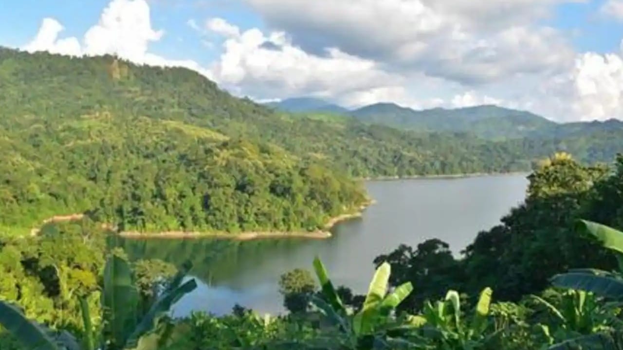 खोनोमा हे नागालँडची राजधानी कोहिमा जवळ वसलेलं हिरव्या डोंगररांगांनी आणि निसर्गसौंदर्याने नटलेलं गाव आहे. स्वच्छ हवा, शांत वातावरण आणि शिस्तबद्ध जीवनशैली हे या गावाचं वैशिष्ट्य आहे.