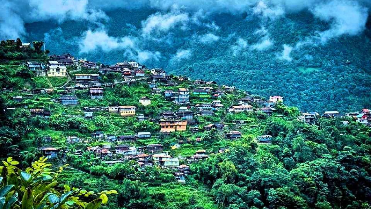 हे गाव ना नाईटलाइफसाठी ओळखलं जातं, ना गोंगाटासाठी किंवा गर्दीसाठी. उलट, आपसी विश्वास, प्रामाणिकपणा, पर्यावरणपूरक जीवन आणि सामाजिक जबाबदारी यासाठी हे गाव संपूर्ण देशात चर्चेत आहे. या गावाचं नाव आहे खोनोमा.