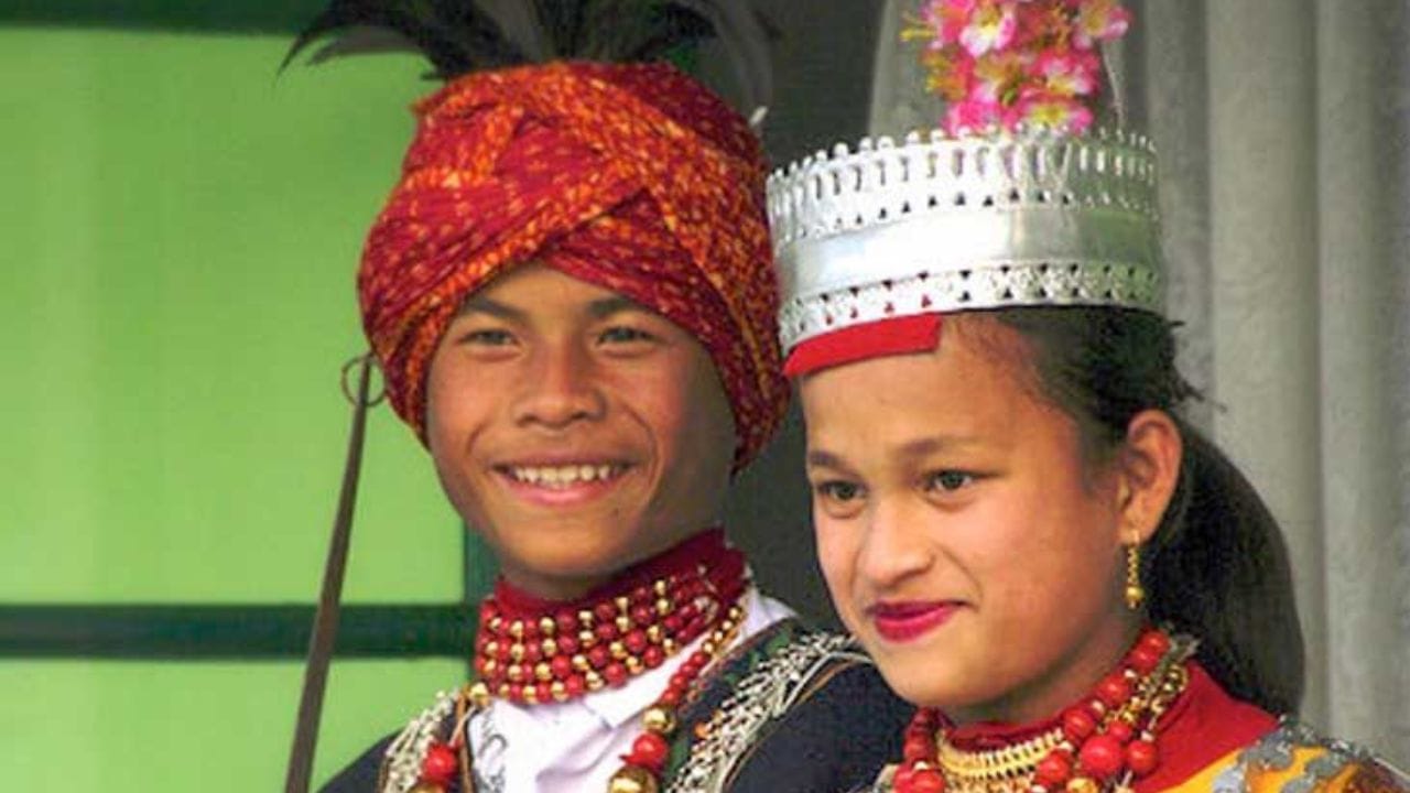 नवरदेव जातो नांदायला : मेघालयमधील खासी जमातीमध्ये लग्नानंतर मुलगी सासरी जात नाही, तर मुलगा आपल्या पत्नीच्या घरी राहायला येतो. येथे मुलगी नव्हे तर मुलगा नांदायला जातो.