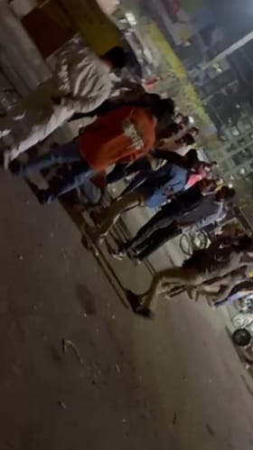 Video : नालासोपाऱ्यात भर रस्त्यावर मध्यरात्री तुफान हाणामारी.