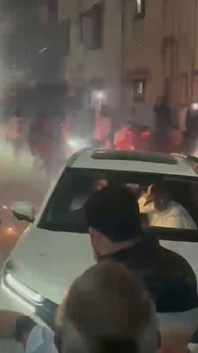 फारूक इनामदार कारागृहाबाहेर येताच समर्थकांकडून फटाक्यांची आतषबाजी.