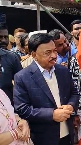 कृषी प्रदर्शनात नारायण राणे यांनी घेतले नंदीचे दर्शन.