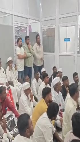 Nashik : नाफेड कार्यालयाबाहेर शेतकऱ्यांचा मोठा गोंधळ.