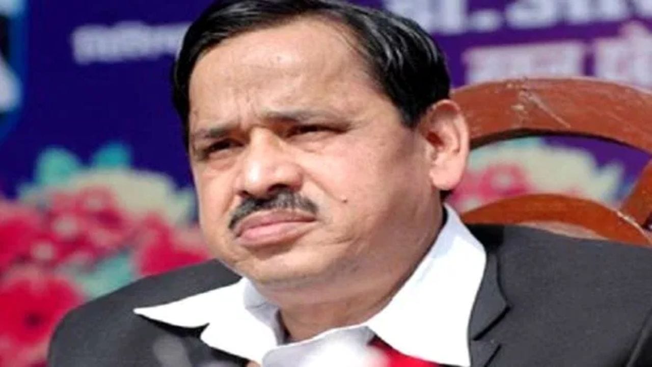 राजकारणात खळबळ! 24 माजी आमदारांना सोबत घेत बड्या नेत्याने पक्ष सोडला, हायकमांडची झोप उडाली राजकारणात खळबळ! 24 माजी आमदारांना सोबत घेत बड्या नेत्याने पक्ष सोडला, हायकमांडची झोप उडाली