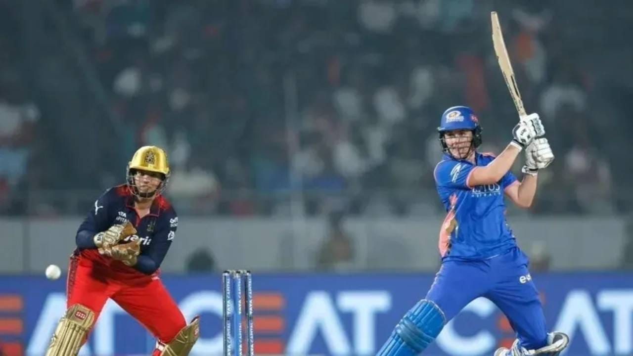 नॅट स्कायव्हर ब्रंटने शतक ठोकण्यापूर्वी पाच फलंदाज शतकाच्या वेशीवर आले होते. पण त्यांच्याकडून काही शतक झालं नाही. 2025 मध्ये जॉर्जिया वोलने नाबाद 99, 2023 मध्ये सोफि डिव्हाईने 99, 2023 मध्ये एलिसा हिलीने नाबाद 96, 2025 मध्ये बेथ मुनीने नाबाद 96 आणि स्मृती मंधानाने 2026 मध्ये 96 धावांची खेळी केली होती. (Photo: BCCI/WPL)