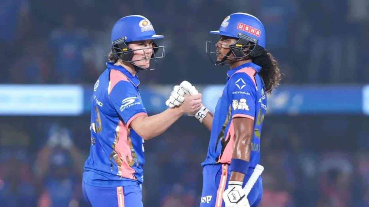 वुमन्स प्रीमियर लीग स्पर्धेच्या 16व्या सामन्यात मुंबई इंडियन्स आणि रॉयल चॅलेंजर्स बंगळुरू हे संघ आमनेसामने आहेत. या सामन्यात मुंबई इंडियन्सने प्रथम फलंदाजी करताना 20 षटकात 4 गडी गमवून 199 धावा केल्या. तसेच विजयासाठी 200 धावांचं आव्हान दिलं. यात नॅट स्कायव्हर ब्रंट मोलाचा वाटा राहीला. (Photo: BCCI/WPL)