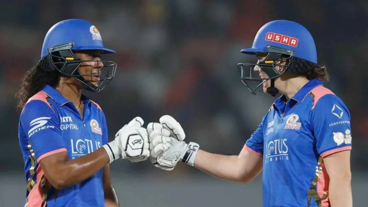 वुमन्स प्रीमियर लीग स्पर्धेचं हे चौथं पर्व आहे. आतापर्यंत झालेल्या तीन पर्वात कोणालाही शतक ठोकता आलं नव्हतं. पण ही किमया चौथ्या पर्वात नॅट स्कायव्हर ब्रंटने केली. तिने या स्पर्धेतील पहिलंवहिलं शतक ठोकण्याचा मान मिळवला.  (Photo: BCCI/WPL)