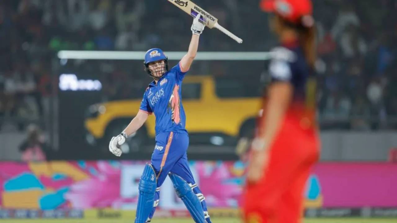 नॅट स्कायव्हर ब्रंटने 57 चेंडूत 16 चौकार आणि 1 षटकार मारत नाबाद 100 धावा केल्या. यावेळी तिचा स्ट्राईक रेट 175.44 चा होता. चौकार आणि षटकारांच्या मदतीने तिने 70 धावा केल्या. (Photo: BCCI/WPL)