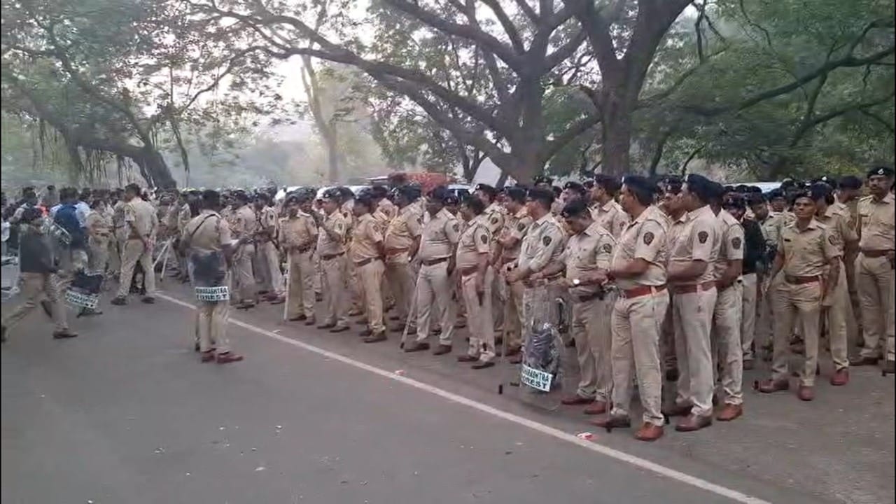 यावेळी घटनास्थळी डीसीपी (झोन १२) आणि वरिष्ठ वन अधिकारी स्वतः परिस्थितीवर नियंत्रण ठेवून आहेत. आदिवासी पाड्यांमधील अरुंद वाटा आणि डोंगराळ भागाचा विचार करता, कोठूनही दगडफेक किंवा विरोध होऊ नये यासाठी ड्रोन कॅमेऱ्यांच्या साहाय्याने प्रत्येक हालचालीवर बारकाईने लक्ष ठेवले जात आहे.