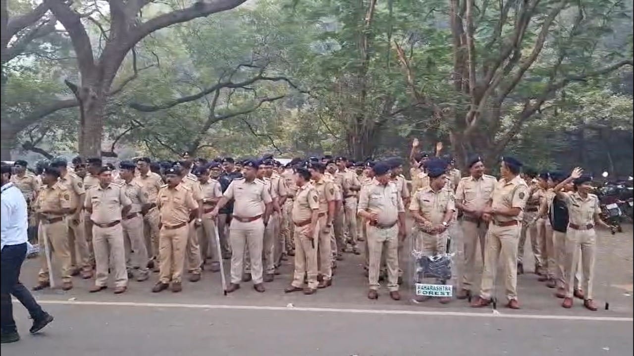 मुंबईतील बोरिवली येथील संजय गांधी राष्ट्रीय उद्यानातील आदिवासी पाड्यांमध्ये आज सकाळपासूनच प्रचंड तणावाचे वातावरण आहे. उच्च न्यायालयाच्या स्पष्ट आदेशानंतर, वन विभागाने येथील बेकायदेशीर बांधकामांवर तोडक कारवाई करण्यास सुरुवात केली आहे.