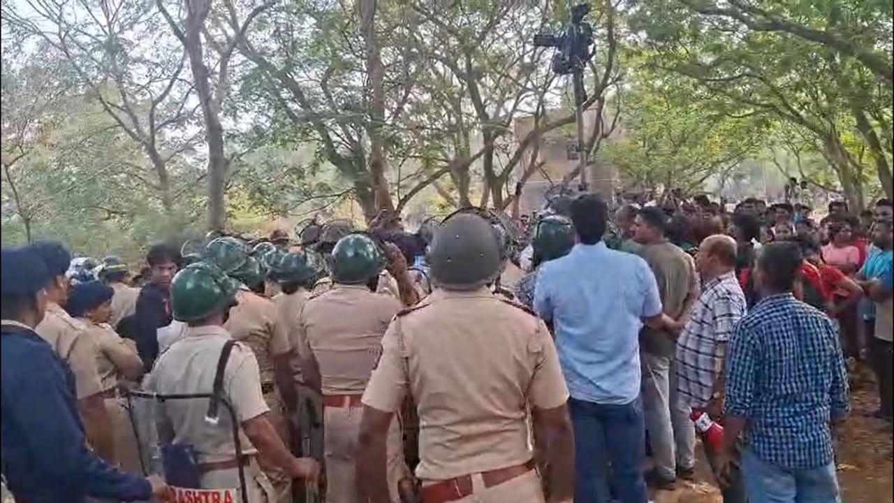 सर्वेक्षणादरम्यान संतप्त झालेल्या काही रहिवाशांनी वन विभागाच्या पथकावर जोरदार दगडफेक केली. या हल्ल्यात वन विभागाच्या गाड्यांच्या काचा फोडण्यात आल्या आणि कर्मचाऱ्यांना धमकावण्यात आले.