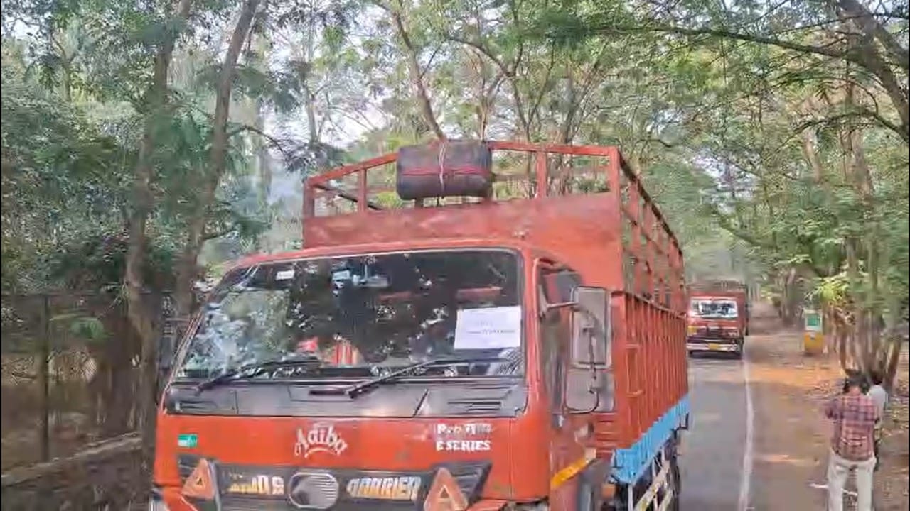 यामुळे रहिवाशांमध्ये घबराटीचे आणि संतापाचे वातावरण पाहायला मिळाले. मात्र, पोलिसांनी कडेकोट वेढा घातल्यामुळे सध्या पाडकाम प्रक्रिया सुरू करण्यात आली आहे.