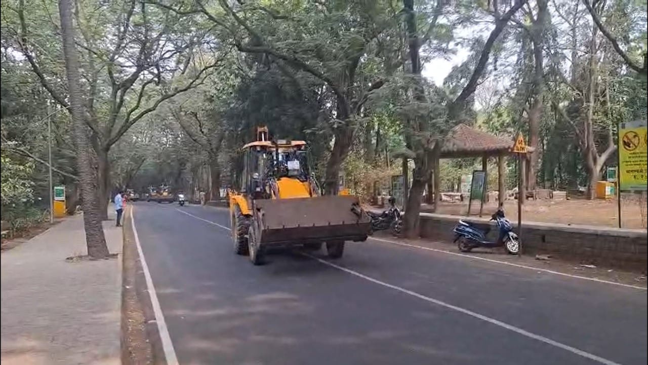 उच्च न्यायालयाच्या आदेशाची अंमलबजावणी करण्यासाठी वन विभागाने घटनास्थळी चार ते पाच बुलडोझर (JCB) पाचारण केले आहेत. ही यंत्रे आदिवासी पाड्यांत दाखल झाली आहे.