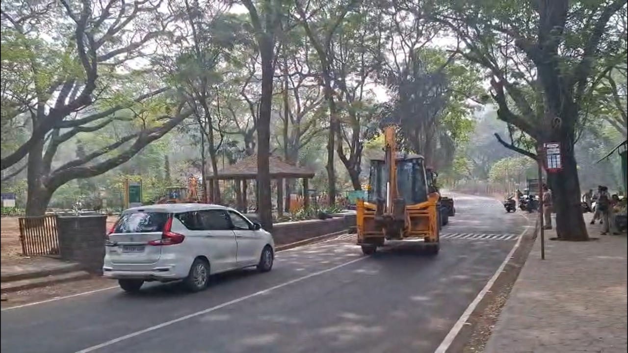 काल झालेल्या हिंसक संघर्षानंतर आज प्रशासनाने अधिक आक्रमक पवित्रा घेतला असून संपूर्ण परिसराला छावणीचे स्वरूप आले आहे. या कारवाईची ठिणगी काल पडली. वन विभागाचे कर्मचारी आणि जवान आदिवासी पाड्यांमध्ये बेकायदेशीर बांधकामांचे सर्वेक्षण करण्यासाठी गेले होते.