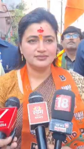 नवनीत राणा निवडणूक प्रचाराच्या रिंगणात.