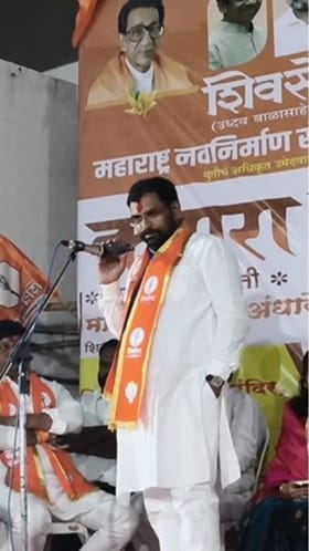 पुणे : सुषमा अंधारे वेळेत पोहचू न शकल्याने त्यांनी मोबाईल फोनवरुन भाषण केले.