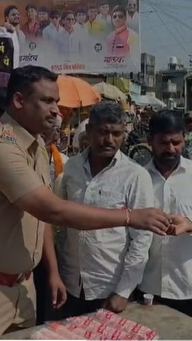 नववर्षांच्या पूर्वसंध्येला संभाजी ब्रिगेडतर्फे बार्शीतील वैरागमध्ये दूधाचे वाटप.