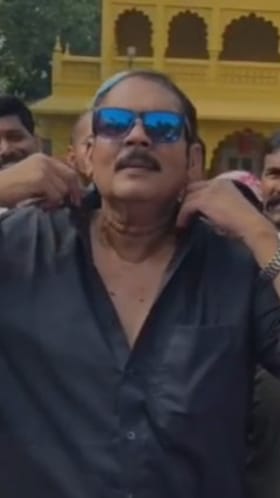 सातारा: खासदार उदयनराजे भोसले यांनी कॉलर उडवत या गाण्यावर गॉगल लावून ठेका धरला.