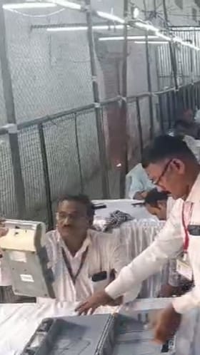 जळगाव :महापालिका निवडणुकीसाठी यंत्रणा सज्ज, मतदान यंत्रणेची अधिकाऱ्यांनी केली पाहणी.