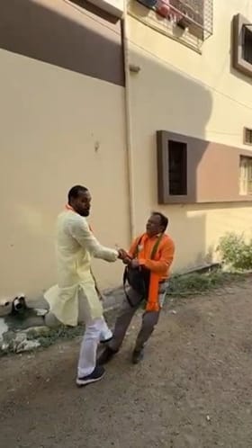 लातूर : काँग्रेसच्या उमेदवाराने भाजपा कार्यकर्त्याची जबरदस्ती बॅग तपासली.