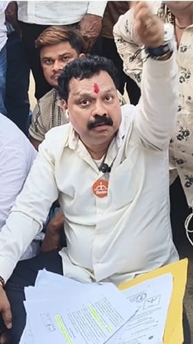 डोंबिवलीत भाजपाने पैसे वाटल्याचा आरोप करत शिवसेना उमेदवाराचे ठिय्या आंदोलन.