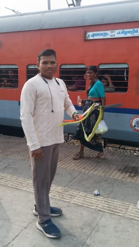 इगतपुरी: मध्य रेल्वेच्या मंगला एक्स्प्रेसमध्ये आढळला साप.