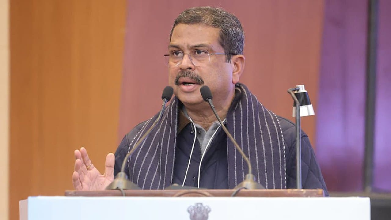 अध्ययनातील दरी कमी करणे,शाळांमधील विद्यार्थ्यांची गळती कमी करणे, शिक्षण आणि पोषणाच्या परिणामांमध्ये सुधारणा करणे, शिक्षकांची क्षमता वृद्धिंगत करणे, प्रत्येक मुलांमध्ये डिझाईन थिंकिंग आणि चिकित्सक कौशल्यांचा विकास करणे, आपल्या ‘अमृत पिढी’ला मॅकॉले मानसिकतेतून बाहेर काढणे आणि विकसित भारतासाठी सशक्त मानव भांडवल घडवणे ही आपली सर्वांची सामूहिक जबाबदारी आहे असे यावेळी धर्मेंद्र प्रधान यांनी सांगितले.