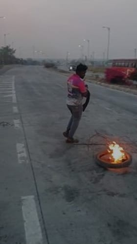 धाराशिव - दीपक बोराडे यांच्या अटकेच्या निषेधार्थ धनगर समाजाच्या कार्यकर्त्यांनी औसा–तुळजापूर रोडवर टायर पेटवले.