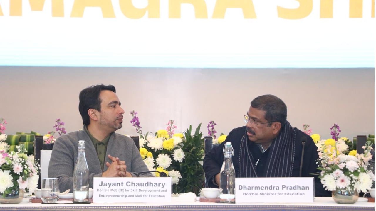  देशाचे माननीय पंतप्रधान नरेंद्र मोदी यांनी आपल्यासमोर २०४७ पर्यंत विकसित भारत ही दूरदृष्टी मांडली आहे. ही दृष्टी तेव्हाच प्रत्यक्षात उतरेल, जेव्हा भारतातील प्रत्येक मुलाला गुणवत्तापूर्ण शिक्षण उपलब्ध होईल आणि इयत्ता बारावीपर्यंत शालेय शिक्षणात १००% नावनोंदणी शक्य होईल असेही धर्मेंद्र प्रधान यांनी सांगितले.   