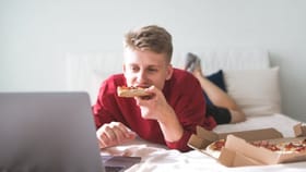 पलंगावर बसून जेवण्याची सवय का आहे चुकीची?.