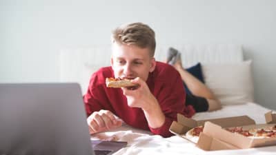 पलंगावर बसून जेवण्याची सवय का आहे चुकीची?