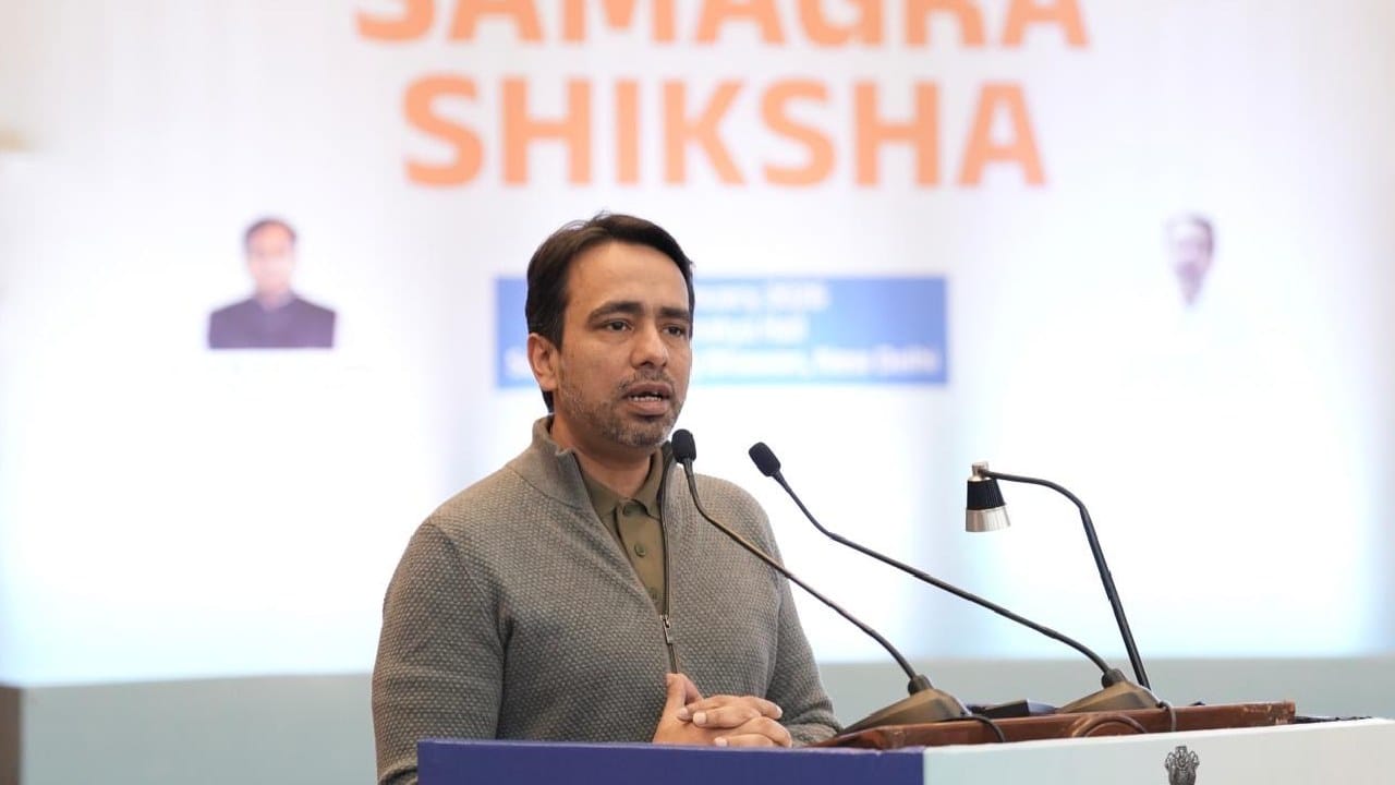  आपला भर केवळ गुणवत्ता आणि समतेपुरता मर्यादित नसावा. NEP 2020 च्या उद्दिष्टांशी सुसंगत, गुणवत्तापूर्ण शिक्षणाला व्यापक प्रवेश योजनेतून परिणामाभिमुख आणि गुणवत्ताकेंद्रित चौकटीत रूपांतरित करणे आवश्यक आहे. मी सर्व शैक्षणिक तज्ज्ञ, विविध क्षेत्रीय मंत्रालयांचे वरिष्ठ अधिकारी, @EduMinOfIndia तसेच सहभागी राज्ये/केंद्रशासित प्रदेश यांना विनंती करतो की शैक्षणिक वर्ष २०२६–२०२७ साठी एक सर्वांगीण वार्षिक आराखडा तयार करावा. हे एक राष्ट्रीय आंदोलन बनवावे अशीही मागणी यावेळी प्रधान यांनी केली. जेव्हा आपले ‘संकल्प’ एकत्र येतील, तेव्हा आपली ‘क्षमता’ देखील अधिक बळकट होईल असेही ते म्हणाले.