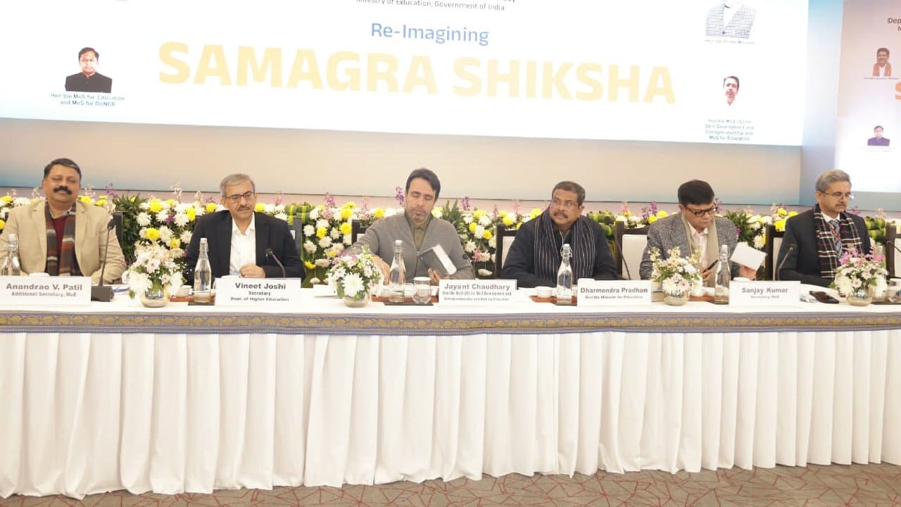 राष्ट्रीय शिक्षण धोरण 2020 लागू झाल्यानंतर पाच वर्षांनी, 2026-27 मध्ये, आपण गुणवत्तापूर्ण शिक्षणाच्या एका नवीन मॉडेलकडे वाटचाल करत आहोत.आज आपल्यासमोर असलेले सर्वात मोठे आव्हान म्हणजे विकसित भारताच्या अनुषंगाने शिक्षण व्यवस्था आणि मनुष्यबळ तयार करणे असे केंद्रीय शिक्षण मंत्री धर्मेंद्र प्रधान यांनी म्हटले आहे. भारतातील मोठ्या लोकसंख्येला गुणवत्तापूर्ण  शिक्षणाची अपेक्षा आहे. शिक्षणाद्वारे न्याय्य समाज निर्माण करण्यासाठी सर्व राज्यांचे स्वतःचे प्रयत्न आणि अनुभव आणि सर्वोत्तम पद्धती आहेत असेही यावेळी शिक्षण मंत्री धर्मेंद्र प्रधान यांनी म्हटले आहे. 