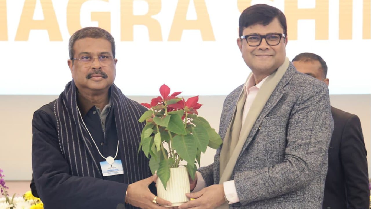   शाळांचे व्यवस्थापन आणि वेतनासाठी सरकार जबाबदार असले पाहिजे, परंतु शाळांच्या कामकाजासाठी समाजाने जबाबदार असले पाहिजे. गुणवत्तापूर्ण  शिक्षणाच्या नवीन मॉडेलकडे वाटचाल करताना, हे कसे साध्य होईल याचा आपण विचार केला पाहिजे असेही धर्मेंद्र प्रधान यांनी सांगितले.