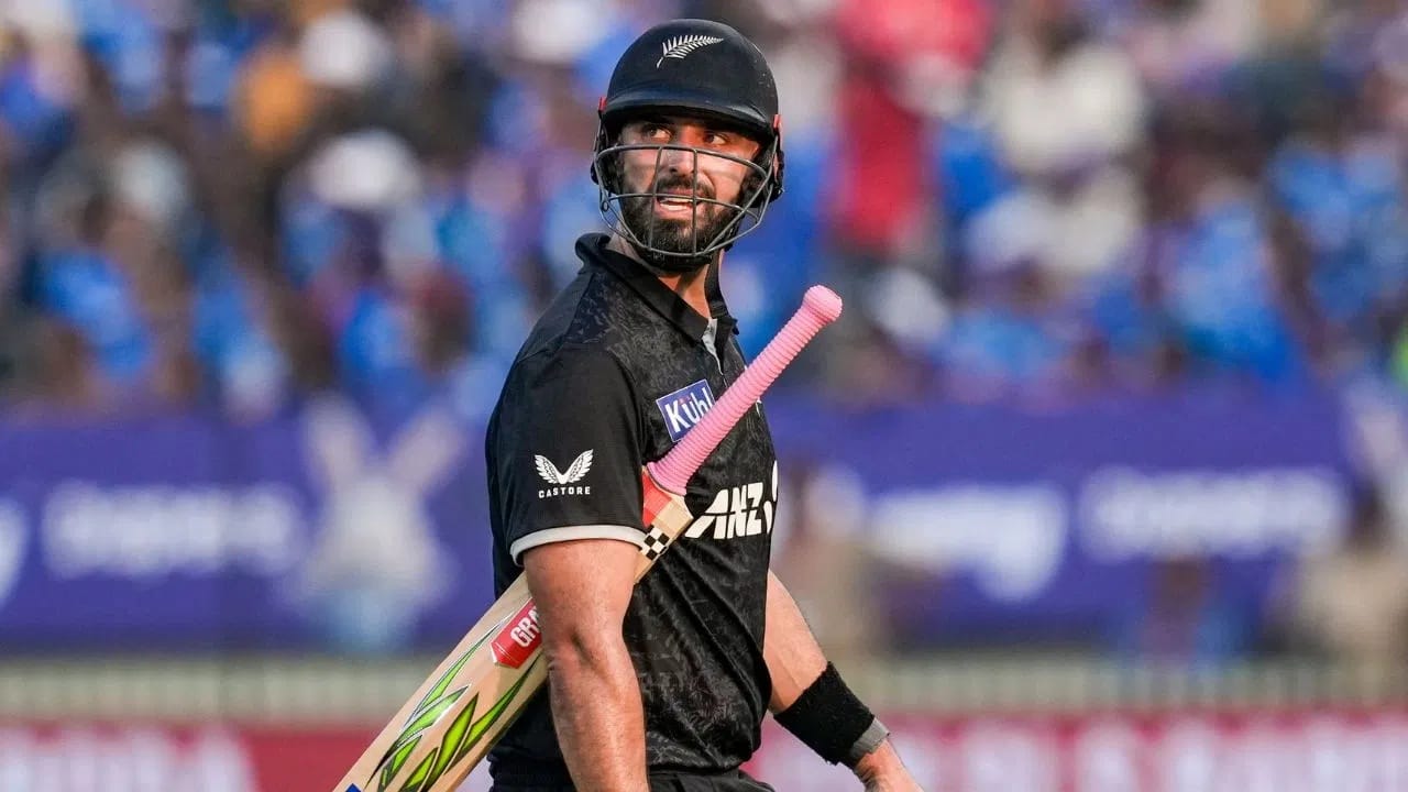 डॅरेल मिचेल याने टीम इंडिया विरूद्धच्या या 3 सामन्यांच्या मालिकेत 2 शतकं आणि 1 अर्धशतकासह एकूण 352 धावा केल्या. डॅरेल यासह न्यूझीलंडसाठी कोणत्याही संघाविरूद्ध 3 सामन्यांच्या एकदिवसीय मालिकेत सर्वाधिक धावा करणारा फलंदाज ठरला.  (PHOTO CREDIT- PTI)