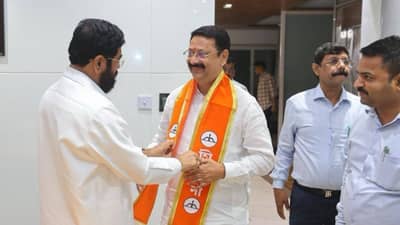 मोठी बातमी ! शरद पवारांना मोठा धक्का, एकनाथ शिंदेंनी बडा नेता फोडला, थेट पक्षप्रवेश