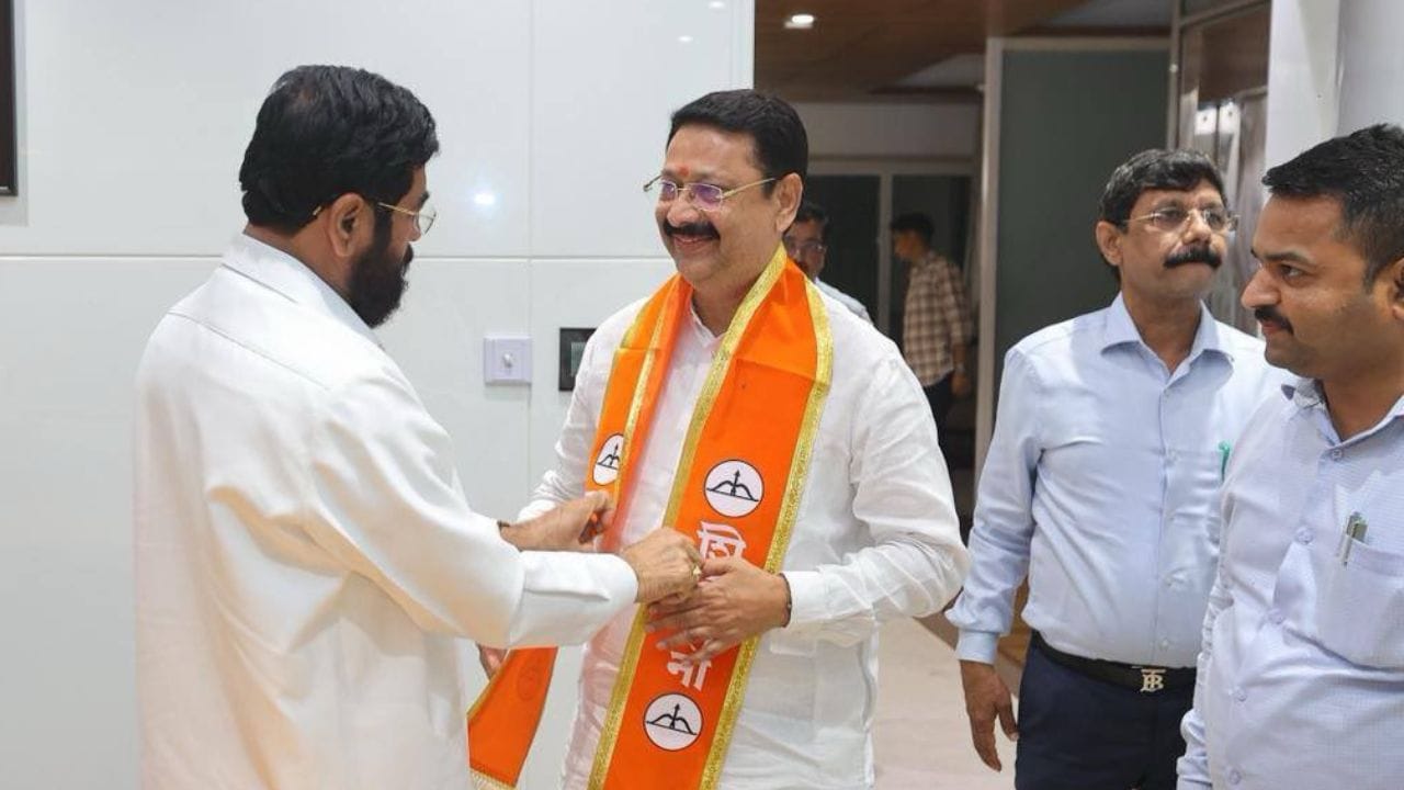 मोठी बातमी ! शरद पवारांना मोठा धक्का, एकनाथ शिंदेंनी बडा नेता फोडला, थेट पक्षप्रवेश मोठी बातमी ! शरद पवारांना मोठा धक्का, एकनाथ शिंदेंनी बडा नेता फोडला, थेट पक्षप्रवेश