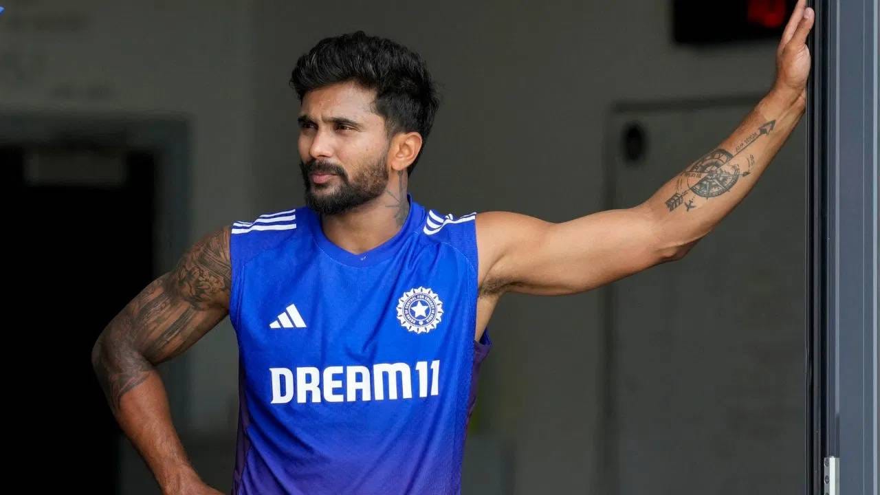 वॉशिंग्टन सुंदरच्या जागी नितीश कुमार रेड्डीला संधी दिली गेली. पण नितीशने अपेक्षाभंग केला. तिसऱ्या वनडे  सामन्यात अर्धशतक ठोकलं. पण पुढच्या मालिकेपर्यंत हार्दिक पांड्या फिट अँड फाईन होईल. त्यामुळे नितीशला संधी मिळणं कठीण आहे. (Photo- PTI)