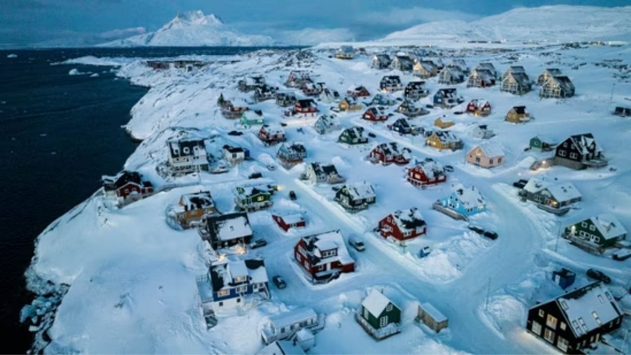 समुद्री मार्ग: किनारी भागातील वाहतुकीसाठी जहाजे आणि बोटींचा वापर केला जातो. स्थानिक लोक हिवाळ्यात बर्फावरून प्रवास करण्यासाठी 'डॉग स्लेज' किंवा 'स्नोमोबाईल' वापरतात.