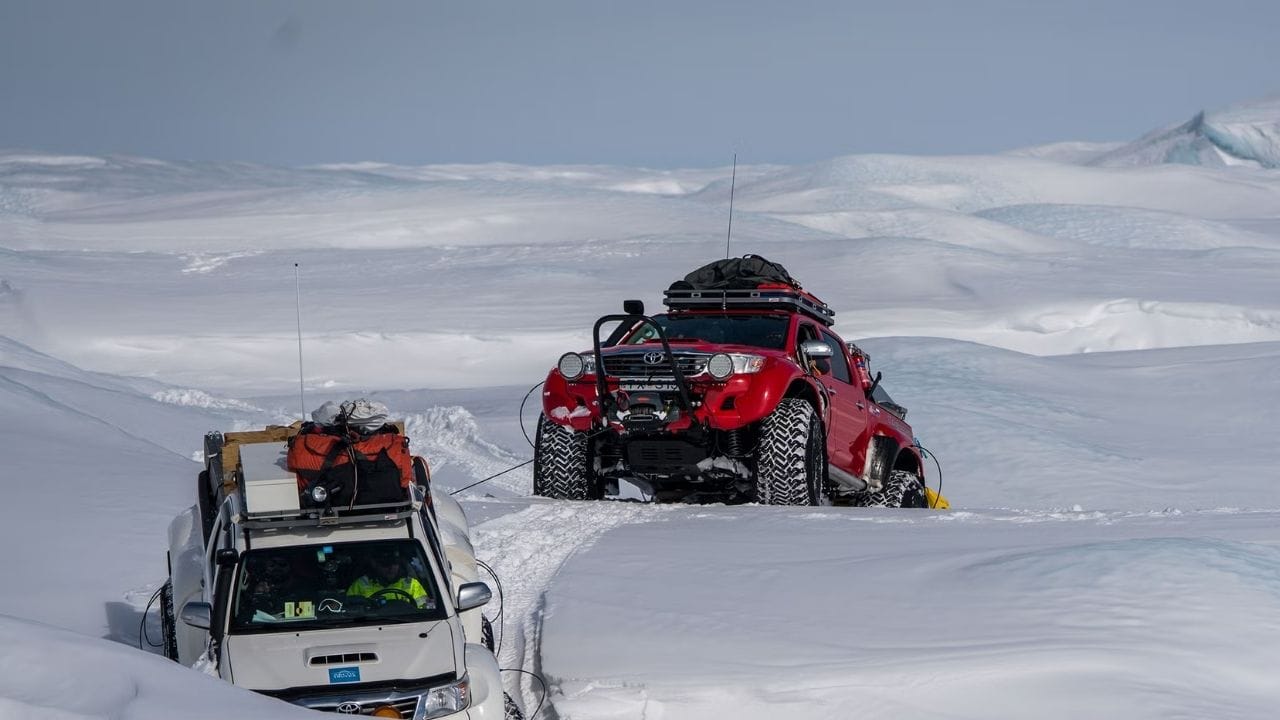 प्रमुख वाहतूक साधन: रस्ते नसल्यामुळे एका शहरातून दुसऱ्या शहरात जाण्यासाठी लोक विमान किंवा हेलिकॉप्टरचा वापर करतात. ग्रीनलँडमध्ये जगातील सर्वात जास्त हेलिपॅड्स आहेत.