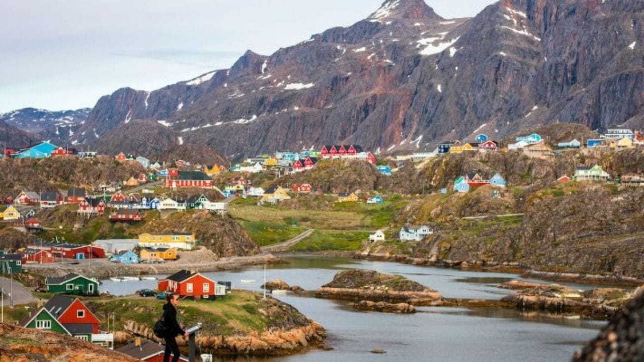 भौगोलिक अडथळे - ग्रीनलँडचा सुमारे 80% भाग कायमस्वरूपी बर्फाच्या चादरीने झाकलेला आहे. खोल दऱ्या आणि अवाढव्य हिमनद्यांमुळे तिथे रस्ते बांधणे तांत्रिकदृष्ट्या अशक्य आहे.